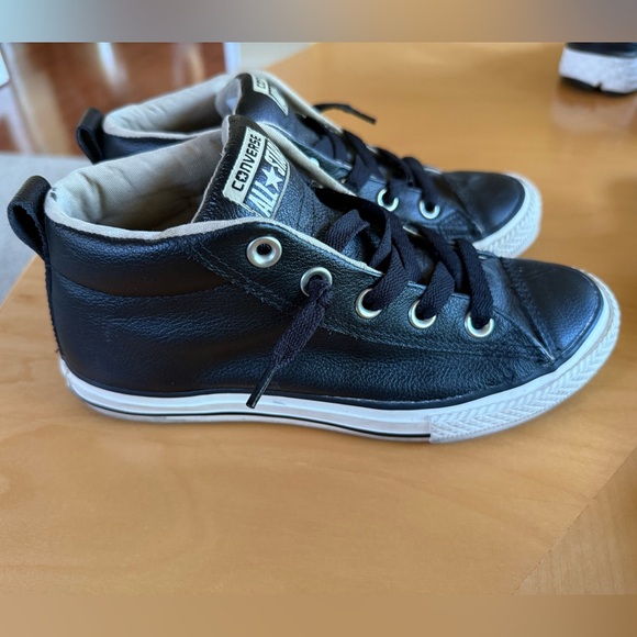 Converse Chuck Taylor All Star Street
Mid Youth's Size 3 Sneakers Black
Leather - Picture 6 of 7